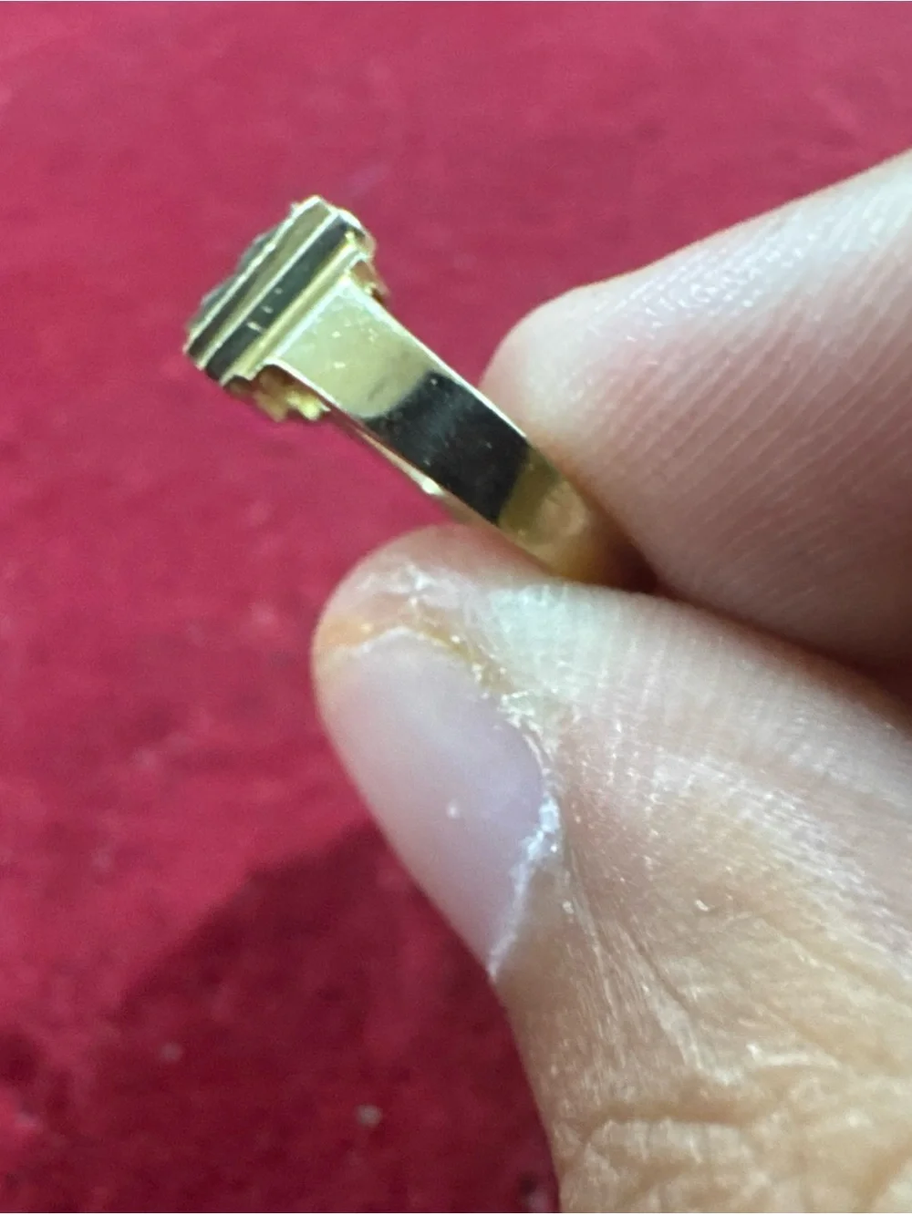 Beautiful 10K Yellow Gold Baby/Child Ring in new condition. Classic small gold r